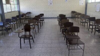 Maestros dejan sin clases a 130 mil alumnos.