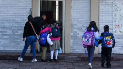 Alumnos de tecpan regresan a clases