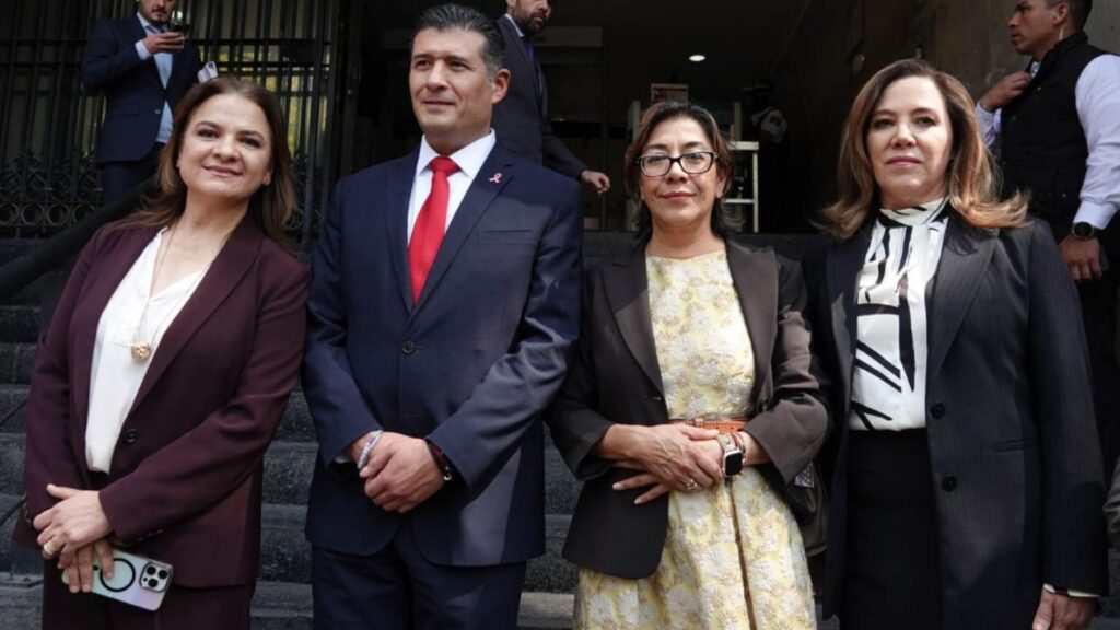 Comisionados del INAI al salir de la reunión con la secretaria de Gobernación.