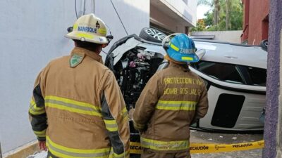 Confundió el freno: adulta mayor cayó al vacío con su camioneta desde un segundo piso en Zapopan