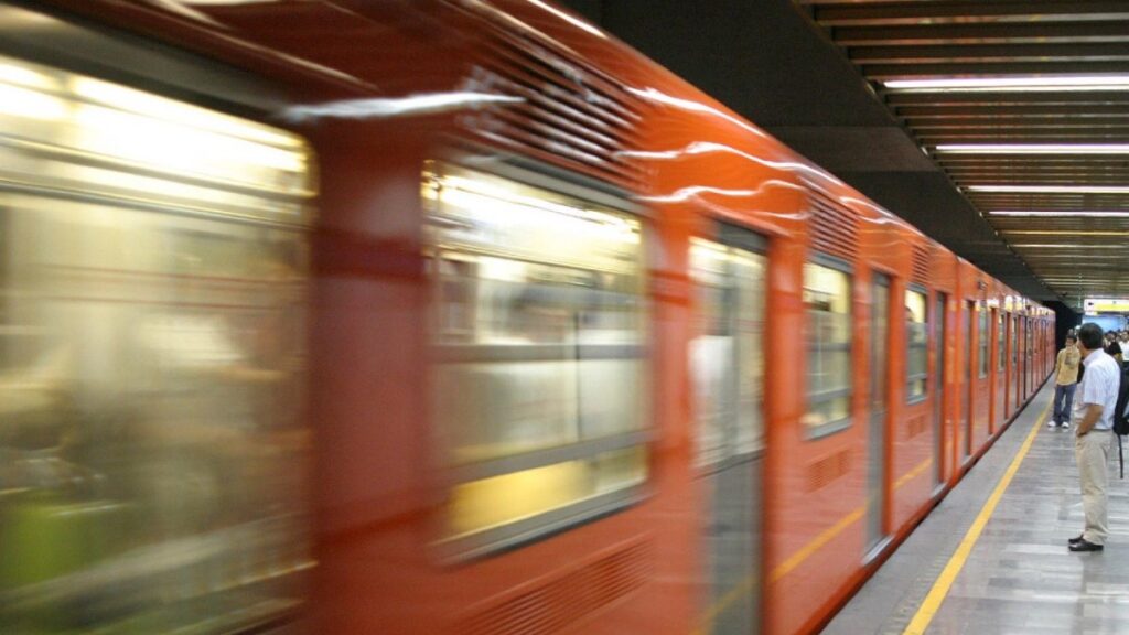 ¿Conoces la multa por quedarte dormido en el vagón del Metro en CDMX?