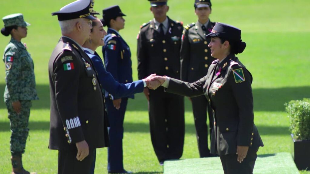 Claudia Sheinbaum saluda a las Fuerzas Armadas