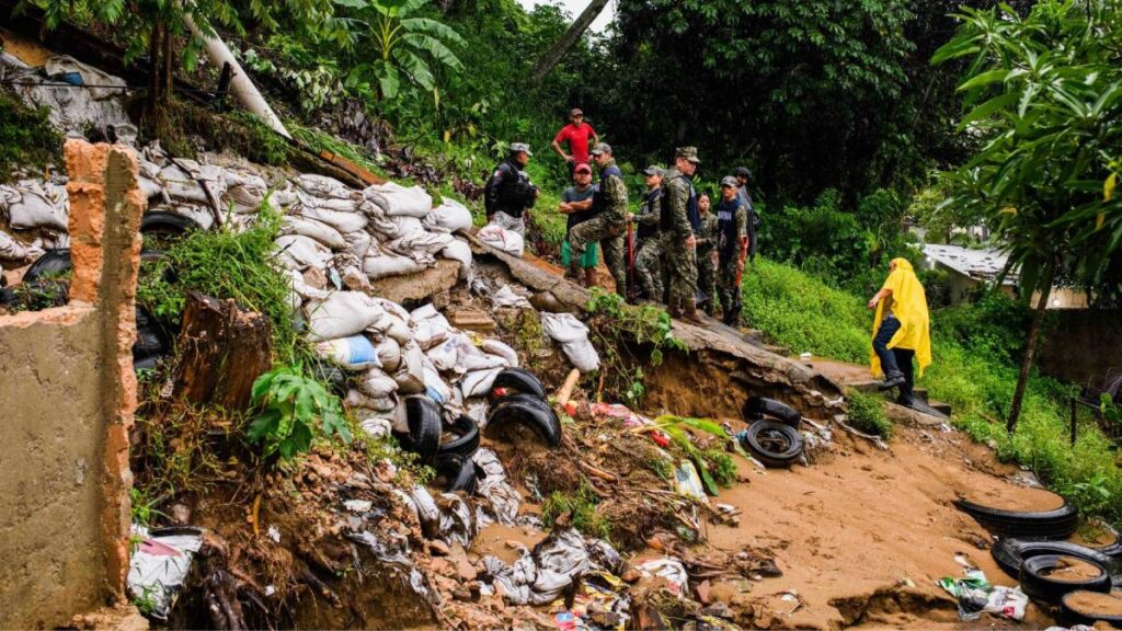 Deslaves causados por depresión tropical