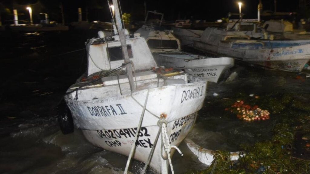 rescatan a cuatro pescadores sorprendidos en alta mar por el peligroso huracán