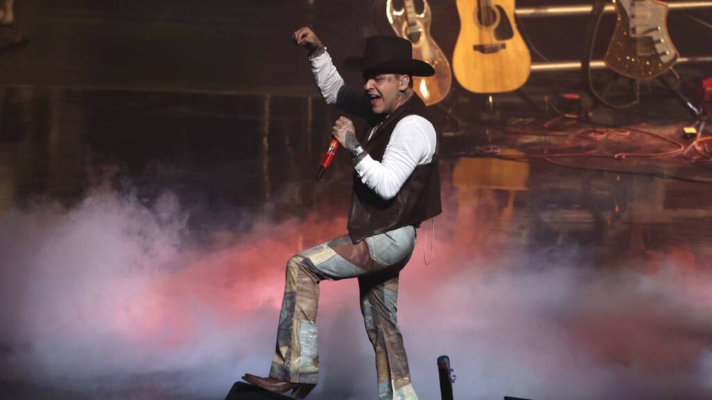 Christian Nodal fue dado de alta tras una fuerte infección estomacal