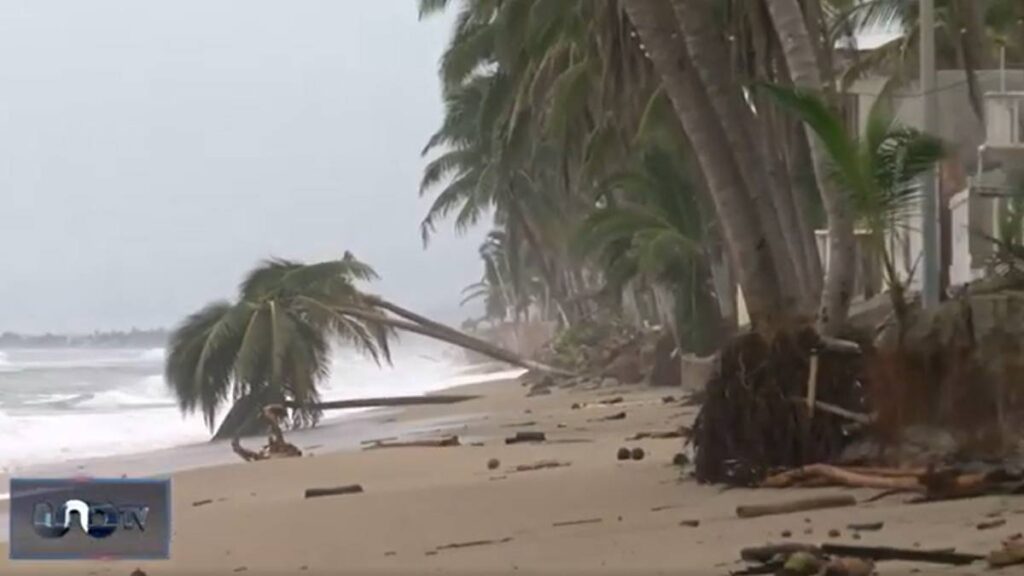 Desaparece playa en Pie de la cuesta, Acapulco por el paso de John