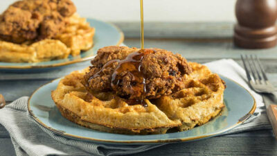 Día del wafle con pollo frito: quién es el creador de esta extraña combinación favorita de muchos