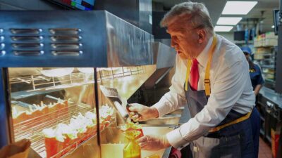 "Estoy buscando trabajo" Donald Trump atiende en McDonald's; hasta preparó papas fritas"Estoy buscando trabajo" Donald Trump atiende en McDonald's; hasta preparó papas fritas