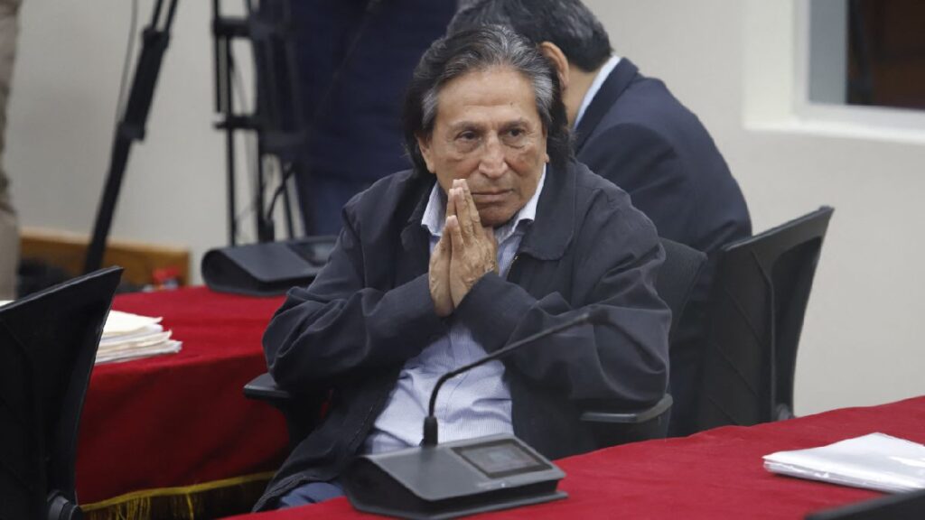 Fue condenado  a 20 años y seis meses de prisión al expresidente Alejandro Toledo, tras hallarlo culpable de recibir millonarios sobornos de la constructora Odebrecht a cambio de obras en su gobierno (2001-2006).