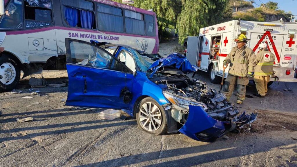 Fuertes videos: tráiler vuelca sobre autos y personas salen volando en San Miguel de Allende