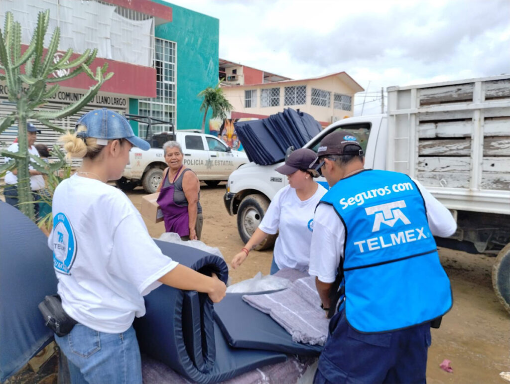 Fundación Carlos Slim y TELMEX entregan 13 toneladas de ayuda humanitaria en Acapulco