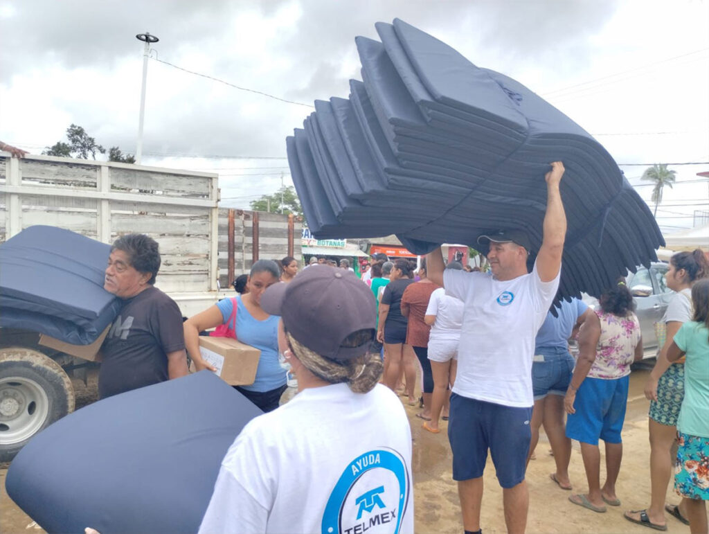 Fundación Carlos Slim y TELMEX entregan 13 toneladas de ayuda humanitaria en Acapulco