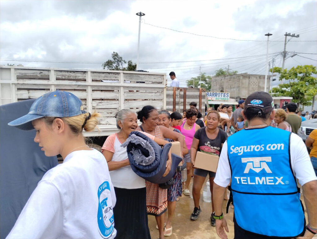 Fundación Carlos Slim y TELMEX entregan 13 toneladas de ayuda humanitaria en Acapulco