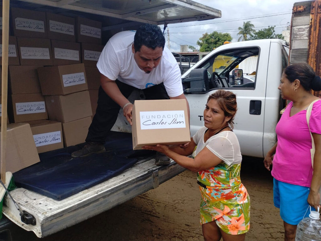 Fundación Carlos Slim y TELMEX entregan 13 toneladas de ayuda humanitaria en Acapulco