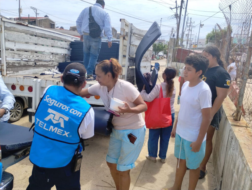 Fundación Carlos Slim y TELMEX entregan 13 toneladas de ayuda humanitaria en Acapulco