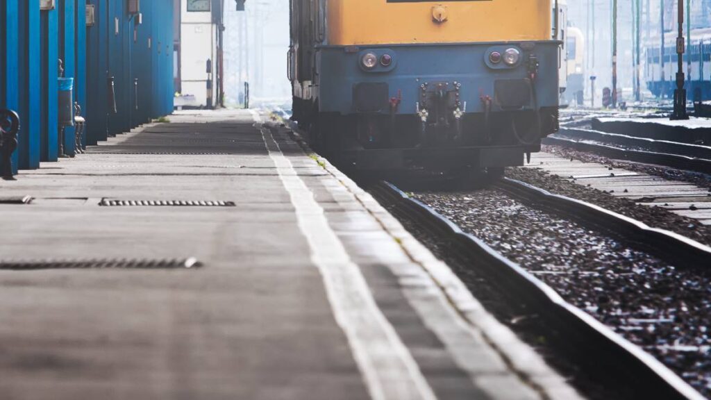 No aprenden: joven cae de tren en movimiento por grabar video