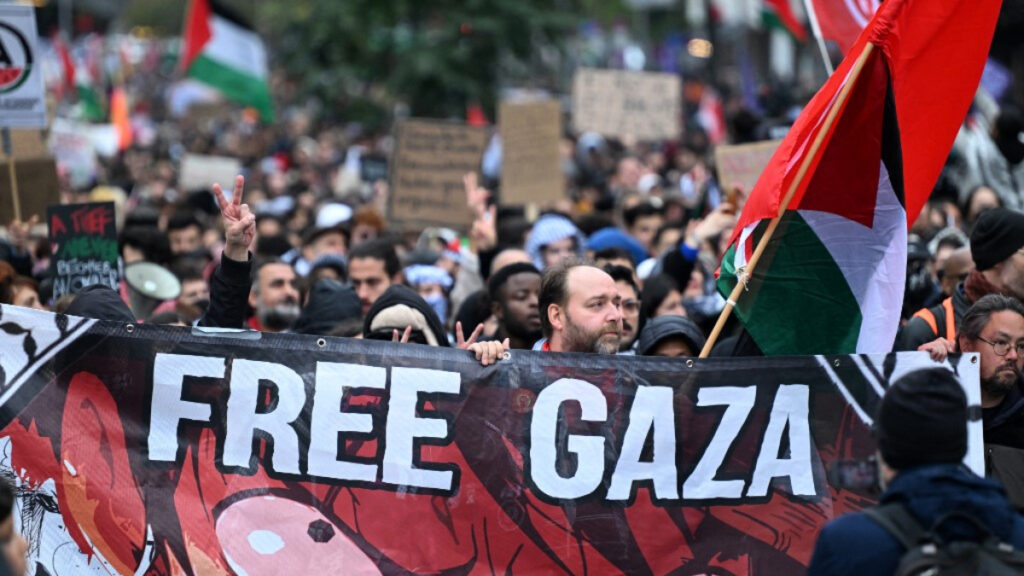 Manifestantes piden poner fin a los ataques en Gaza. Foto: AFP.