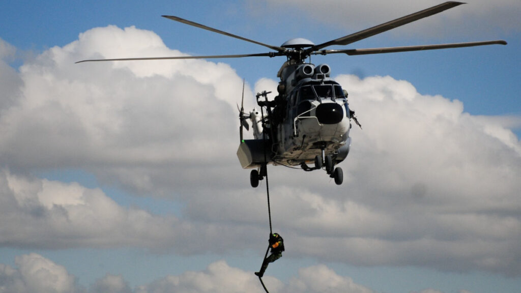 Helicóptero del Ejército sobrevuela Culiacán llevando bandera blanca