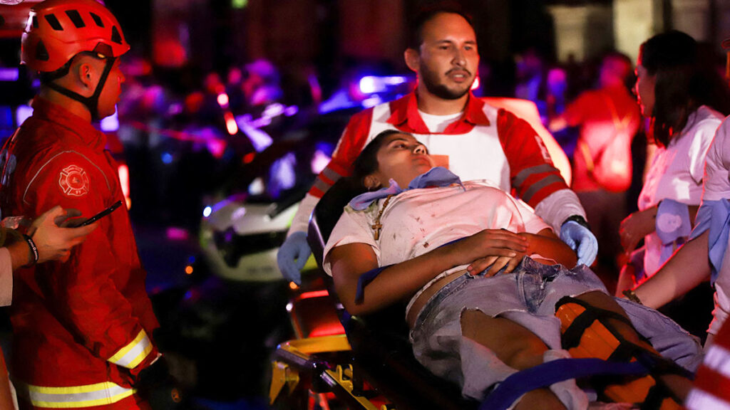 Camioneta ingresa a paso peatonal y atropella a varias personas afuera de la catedral de Guadalajara