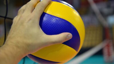 ¿Por un golpe o infarto? Hombre se desmaya y muere durante un partido de voleibol