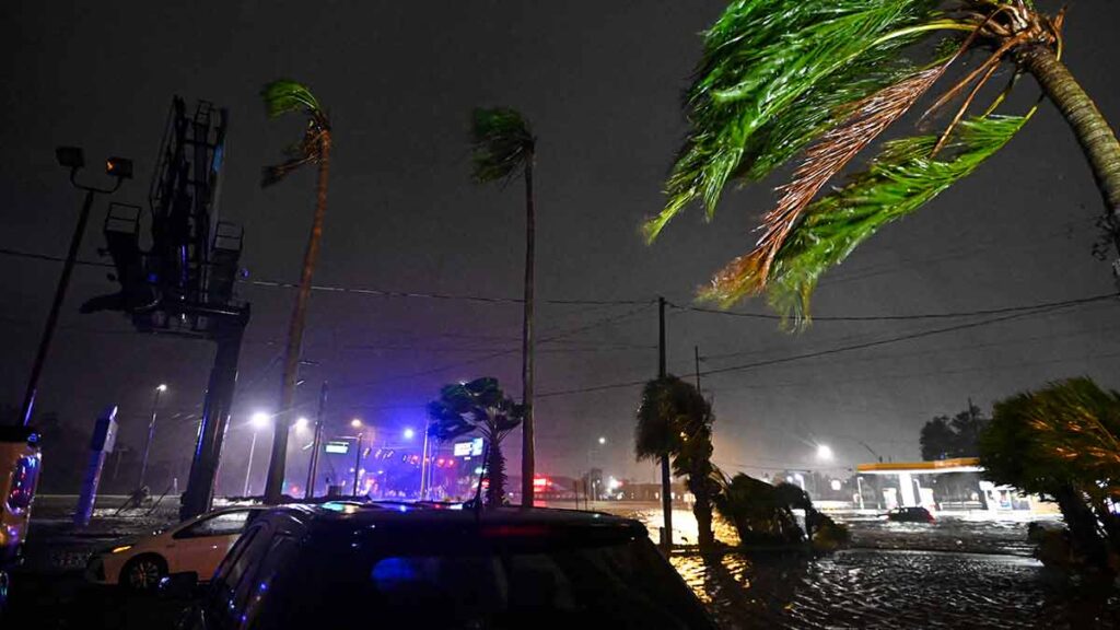 Milton provocó a su llegada inundaciones y tornados.