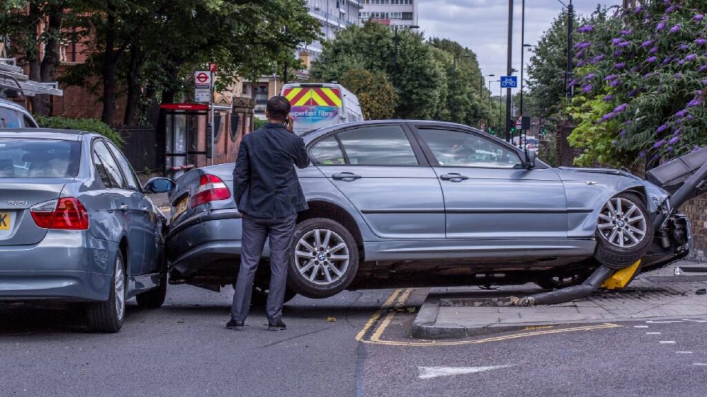 impresionantes-imagenes-al-menos-13-autos-son-arrastrados-por-la-corriente-en-nl