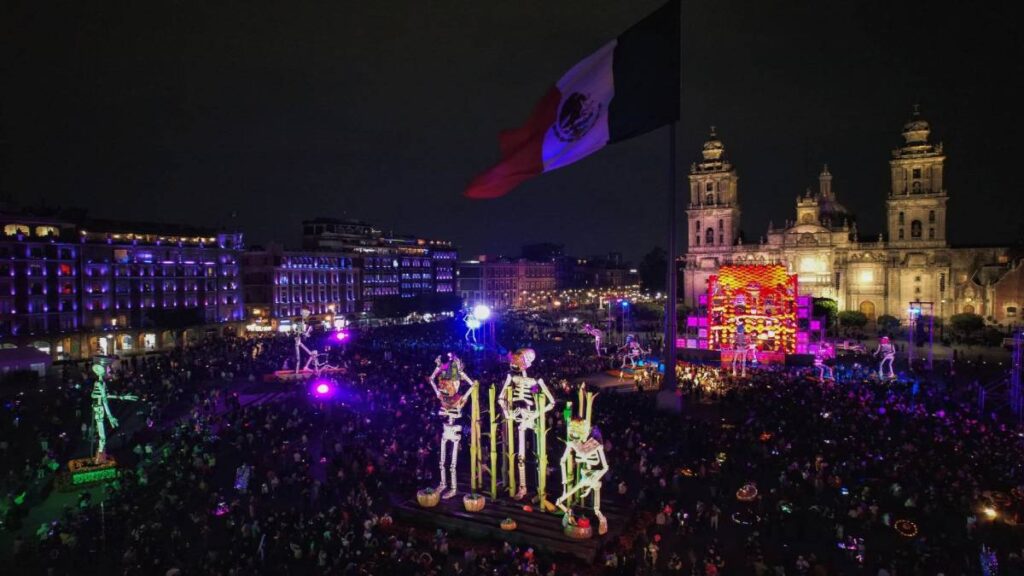 Inauguran Mega Ofrenda de Día de Muertos en CDMX