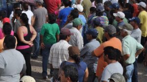 Damnificados retienen a Servidores de la nación por no terminar censo del huracán Erick