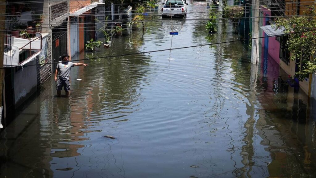 Lluvias dejan inundaciones en Ecatepec