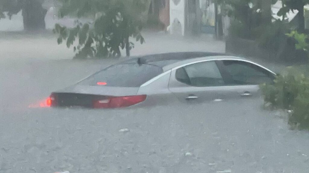 Auto inundado por lluvias en Veracruz.