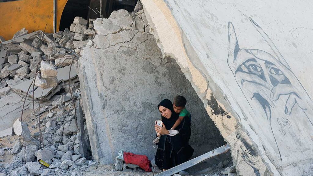 amor inquebrantable en gaza, madre e hijo