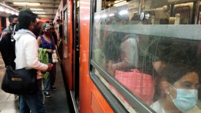 Línea 9 del Metro presenta retrasos.