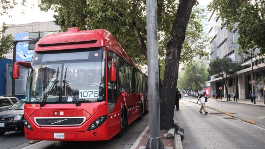 Dos personas se pelearon en el Metrobús y rompieron la ventana del conductor