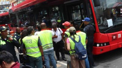 Video del momento de pelea en Metrobús de CDMX