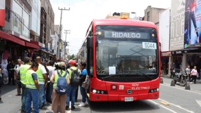 se-pasa-el-semaforo-y-choca-con-el-metrobus-en-xola-hay-al-menos-10-lesionados