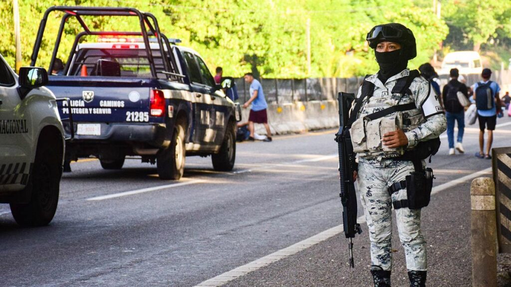 Rescatan a 51 migrantes en camioneta robada en Morelos