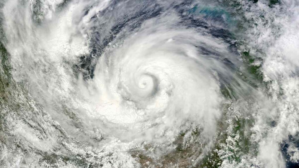 Huracán Milton baja a categoría 3, afecta con lluvias la Península de Yucatán y avanza hacia EU