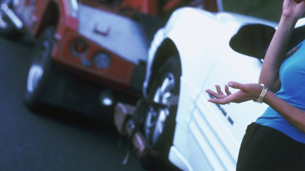 Mujer chocó una camioneta nueva en la agencia.