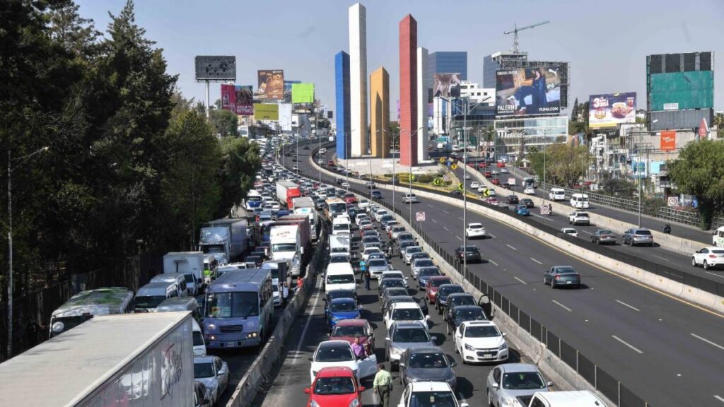 Transportistas y comerciantes marchan en Naucalpan.