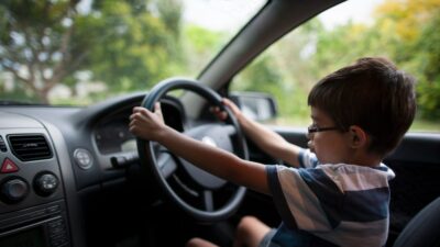 Niño de 10 años conduce auto en patio de escuela