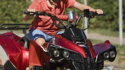 Captan a niño manejar moto en CDMX.