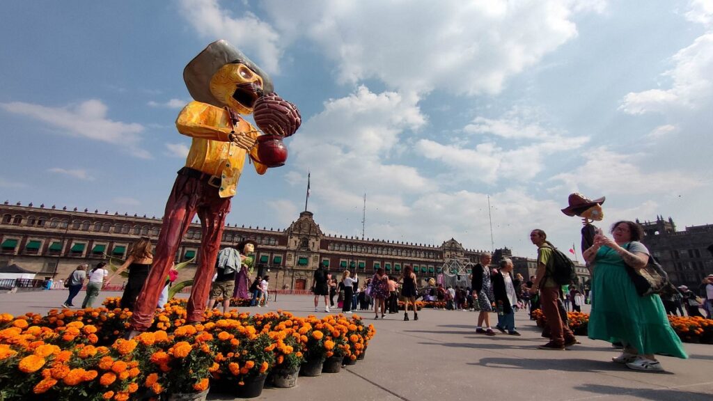 ofrenda-monumental-en-el-zocalo-de-cdmx-desde-cuando-se-puede-visitar