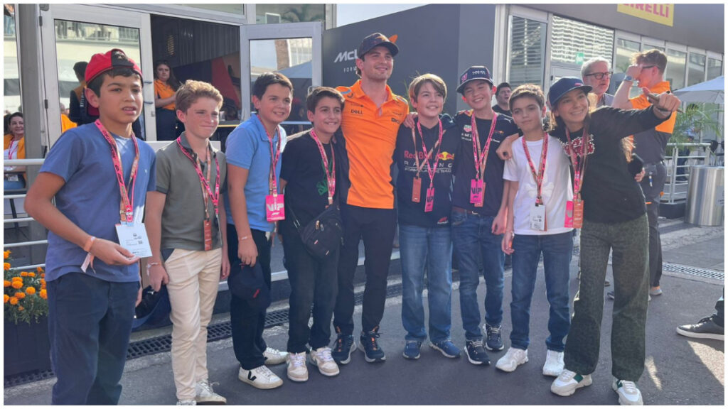 Pato O’Ward se toma fotos con sus fans en el GP de México 2024