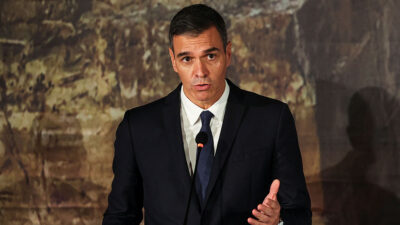 La derecha española pide la renuncia de Pedro Sánchez