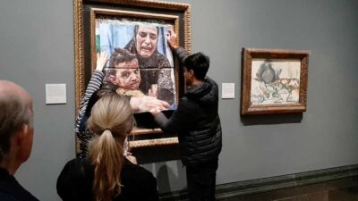 Dos personas cubrieron una obra de Picasso. Foto: AFP