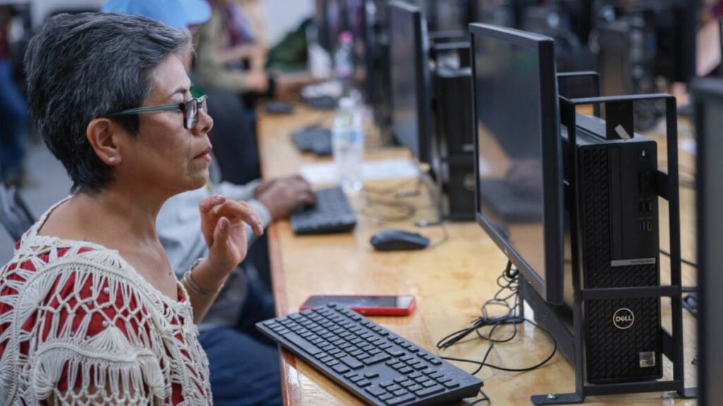 Adulto mayor te puedes registrar en los Pilares al IMSS Bienestar.