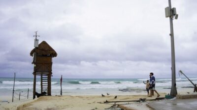 Reactivan vuelos en aeropuerto de Acapulco e inicia limpieza de playas