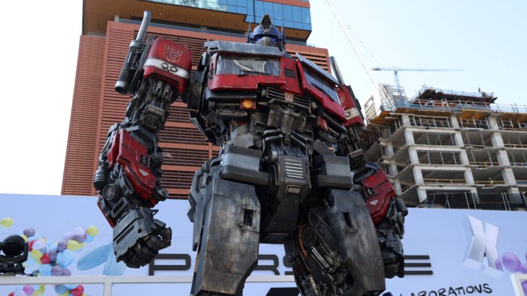 Policías de Mérida discuten con Optimus Prime