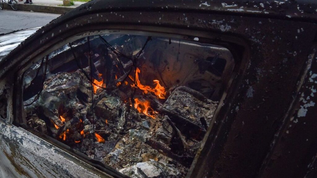 Presuntos normalistas incendian autos en Tiripetío tras captura de sus compañeros