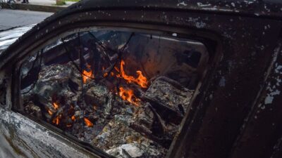 Presuntos normalistas incendian autos en Tiripetío tras captura de sus compañeros